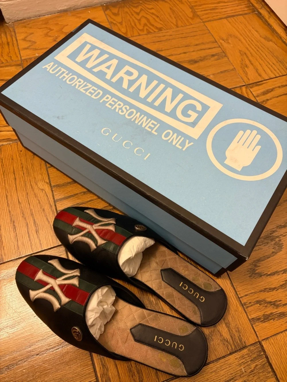 Gucci Yankees Black Leather Slip-On Mules - Picture 2 of 11